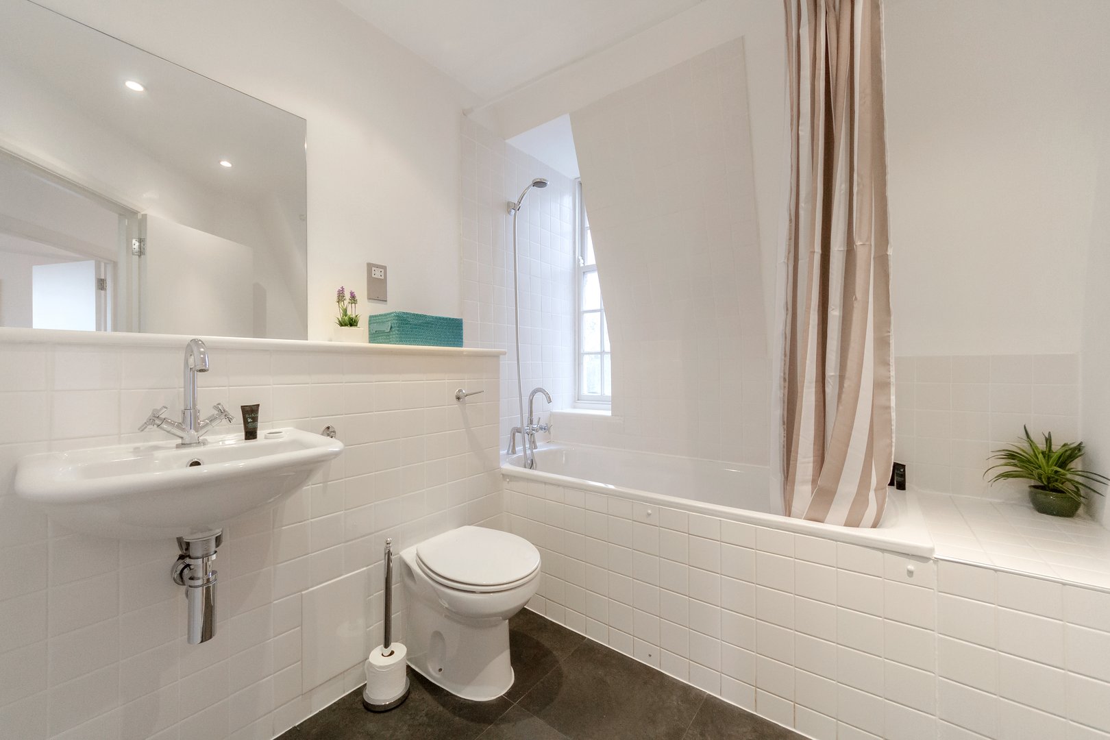 Groveland Court - Bathroom